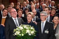 Die frisch gewählte FDP-Bundesrätin Karin Keller-Sutter posiert mit ihrem Ehemann Morten Sutter (links) und Keller-Sutters Bruder Rolf Sutter mit dessen Ehefrau Maria. (KEYSTONE/Marcel Bieri)
