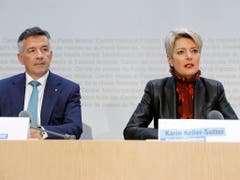 Die Nominierten der FDP für die Bundesratswahl: Der Nidwaldner Ständerat Hans Wicki und die St. Galler Ständerätin Karin Keller-Sutter. (Bild: KEYSTONE/PETER KLAUNZER)