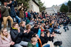 Grosser Jubel: Die Schüler vom Lycee-College Spiritus Sanctus in Brig verfolgen die Wahl von Viola Amherd via Grossleinwand. (Bild: KEYSTONE/Jean-Christophe Bott)