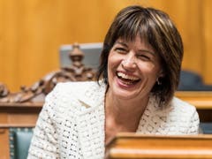 Die abtretende Bundesrätin Doris Leuthard lacht zu Beginn der Sitzung zur Ersatzwahl in den Bundesrat durch die Vereinigte Bundesversammlung. (KEYSTONE/Anthony Anex) (Bild: KEYSTONE/ANTHONY ANEX)