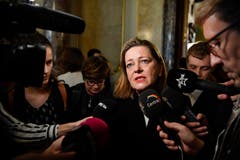 Der Name (I) Von Frau Zurbriggen, die niemand kenne, sprach ein SP-Politiker. Yvette Z’graggen stand auf dem Notizblock eines Journalisten. Dass nicht einmal der Name der zweiten CVP-Kandidatin im Bundeshaus durchsickerte, zeigt, welch schweren Stand Heidi Z’graggen gestern hatte. Bild: Anthony Anex / Keystone