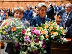 Viele Blumen für die neuen Bundesrätinnen. (KEYSTONE/Anthony Anex) (Bild: KEYSTONE/ANTHONY ANEX)