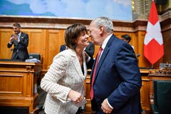 Die abtretenden Bundesräte Doris Leuthard und Johann Schneider-Ammann umarmen sich bei der Ersatzwahl in den Bundesrat durch die Vereinigte Bundesversammlung. (Bild: Keystone)