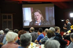 Alle sind gespannt: Am Public-Viewing in Erstfeld. (Bild: Urs Hanhart)