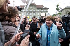 Bundesrätin Viola Amherd wird von ihren Fans auf dem Bundesplatz in Bern begrüsst. (Bild: KEYSTONE/Alexandra Wey)