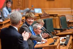 Viola Amherd freut sich über ihre Wahl zum 118. Mitglied des Bundesrates und erklaert Annahme der Wahl. (Bild: Keystone)