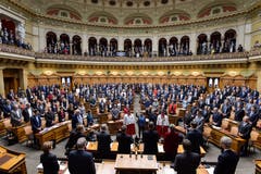 Der Übersetzer Auf der Tribüne des Nationalratssaals beobachteten die Regierungen aus den Kantonen sowie die Angehörigen der Kandidaten die Wahlen. Auch Morten Keller, der Mann von Karin Keller-Sutter, sass da und lauschte den Wahlgängen – mit dem Kopfhörer am Ohr. Übersetzen für den Mann der Dolmetscherin. Bild: Peter Schneider / Keystone