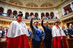 Karin Keller-Sutter (rechts) und Viola Amherd werden vereidigt. (Bild: KEYSTONE/Anthony Anex)
