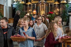 Die Fünftklässler verteilen nach ihren Aufführungen in der Kirche Rain rote Pakete an die Senioren.Bild: Nadia Schärli (4. Dezember 2018)
