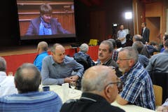 Heidi Z'graggen verpasst die Wahl: Enttäuschte Gesichter am Public-Viewing in Erstfeld. (Bild: Urs Hanhart)