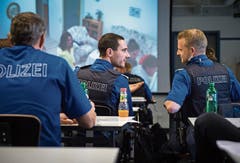 Die Aspiranten verfolgen, wie ihre Kollegen die Situation bewältigen.