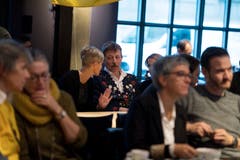 Impressionen aus dem Urner-Fanlager: Im Berner Restaurant «Vierte Wand» drücken die Urner Heidi Z'graggen die Daumen. (Bild: Corinne Glanzmann (Bern, 05. Dezember 2018))