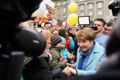 Bundesrätin Viola Amherd wird von ihren Fans auf dem Bundesplatz in Bern begrüsst. (Bild: KEYSTONE/Alexandra Wey)