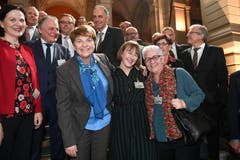 Die neu gewählte CVP-Bundesrätin Viola Amherd posiert mit ihrer Cousine Denise Wasmer und ihrer Nichte Lia Amherd sowie mit Esther Waeber-Kalbermatten, Staatsrätin des Kantons Wallis. (KEYSTONE/Marcel Bieri)