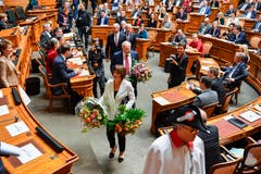 Die abtretenden Bundesräte Doris Leuthard und Johann Schneider-Ammann verlassen den Saal. (Bild: KEYSTONE/Peter Schneider)