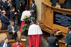 Die beiden neu gewählten Bundesraetinnen Karin Keller Sutter und Viola Amherd verlassen den Saal nach der Vereidigung. (Bild: Keystone)