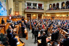 Die Vereinigte Bundesversammlung verabschiedet die abtretenden Bundesräte. (Bild: Keystone)