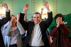 FDP-Anhänger jubeln über die Wahl von Karin Keller-Sutter in Bern. (Bild: KEYSTONE/Alexandra Wey)