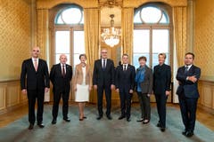 Die neugewählten Bundesrätinnen Karin Keller-Sutter (2. von rechts) und Viola Amherd (3. von rechts) posieren mit dem Gesamtbundesrat. (Bild: KEYSTONE/POOL/Peter Klaunzer)