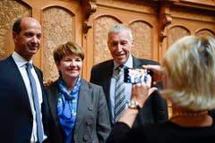 Andrea Gmür (CVP/LU) fotografiert die neue Bundesrätin Viola Amherd, likns im Bild ist Konrad Graber (CVP/LU). (Bild: KEYSTONE/Anthony Anex)