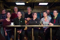 Eine kleine Gruppe fiebert für Hans Wicki: In der Bar «Happy Day» in Wolfenschiessen. (Bild: Eveline Beerkircher)
