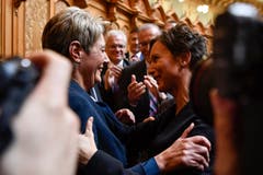 Karin Keller-Sutter freut sich über ihre Wahl mit Pascale Bruderer (SP/AG). (Bild: KEYSTONE/Anthony Anex)