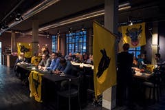 Impressionen aus dem Urner-Fanlager: Im Berner Restaurant «Vierte Wand» drücken die Urner Heidi Z'graggen die Daumen. (Bild: Corinne Glanzmann (Bern, 05. Dezember 2018))