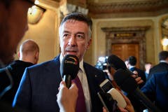 Der unterlegene Bundesratskandidat Hans Wicki erklärt sich den Medien. (Bild: Keystone)