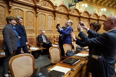Holzstühle als Wahlbeschleuniger Die kurze Bundesratswahl könnte unter einem überraschenden Einfluss zustande gekommen sein: Die Ständeräte haben handfeste Interessen, das Wahlprozedere möglichst knapp zu halten – ausser die zwei Jurassier. Für die Wahl in der Vereinigten Bundesversammlung müssen sich die Kantonsvertreter in den Nationalratssaal bequemen. Dort warten zuhinterst an der Wand 44 hochklappbare Holzsitze auf sie. Zwar wissen sich die Politiker auf Möbel von symbolisch hohem Wert gebettet: Die Sitz- und Rückenflächen zieren Blumenmotive, angefertigt von der Bielerin Anna Haller. Es war der einzige Auftrag für das Bundeshaus, der an eine Frau ging. Die historische Bedeutung ändert nichts daran, dass die harten Sitze den ohnehin chronisch überlasteten hinteren Körperteilen der Ständeräte heftig zusetzen. Da fallen auch mal neidische Blicke auf die Kollegen aus dem Kanton Jura: Als ihr Stand 1978 gegründet wurde, war kein Platz für zusätzliche Holzsitze. Darum können sich Anne Seydoux-Christe und Claude Hêche in zwei bequeme Ledersessel sinken lassen – ohne jeglichen Druck, die Wahl vorzeitig zu einer Entscheidung zu führen. (ffe) Bild: Yoshiko Kusano / Freshfocus