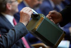 Das GlasdachKurz vor der Wahl von Karin Keller-Sutter wurde spekuliert, ob sie die magische 200-Stimmen-Marke knacken könnte. Ein derart glanzvolles Resultat gönnte ihr das Parlament dann doch nicht. Nebst Hans Wicki (56 Stimmen) schrieben die Politiker auch fleissig andere Namen auf die Zettel. Nebst den eigenen stand dem Vernehmen nach mehr als einmal auch «Elisabeth Kopp» drauf. Bild: Yoshiko Kusano / Freshfocus