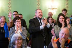 Anhänger der FDP jubeln über die Wahl von Karin Keller-Sutter, FDP-SG, in den Bundesrat. (Bild: Keystone)