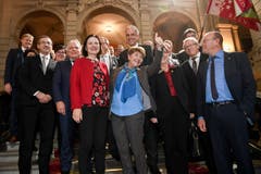 Viola Amherd, Mitte posiert mit der Walliser Regierung. (Bild: KEYSTONE/Marcel Bieri)
