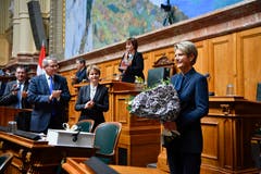 Karin Keller-Sutter freut sich über ihre Wahl zum 119. Mitglied des Bundesrates. (Bild: KEYSTONE/Anthony Anex)