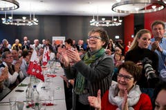 Anhänger aus dem Wallis freuen sich über die Wahl von Bundesrätin Viola Amherd im Restaurant «Äusseren Stand» in Bern. (Bild: KEYSTONE/Alexandra Wey)