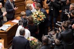 Die beiden neu gewählten Bundesrätinnen Karin Keller Sutter und Viola Amherd, von rechts, werden beglückwünscht nach der Vereidigung. (Bild: Keystone)