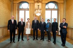 Die neugewählten Bundesrätinnen Karin Keller-Sutter (2. von rechts) und Viola Amherd (3. von rechts) posieren mit dem Gesamtbundesrat. (Bild: KEYSTONE/POOL/Peter Klaunzer)