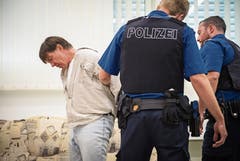 Die angehenden Polizisten legen den Mann in Handschellen.