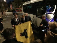 Ankunft der Urner Fans in Bern. Jetzt regiert der Uristier! (Bild Florian Arnold)