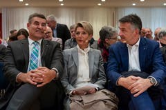 Karin Keller-Sutter an der Roadshow in Muttenz mit ihren Konkurrenten Christian Amsler (links) und Hans Wicki (rechts). (Bild: Keystone)
