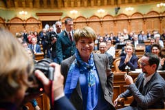 Die neue Bundesrätin Viola Amherd strahlt nach Bekanntgabe ihrer Wahl. (Bild: Keystone)