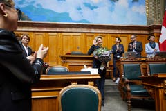 Applaus für Karin Keller-Sutter nach der Annahme der Wahl. (Bild: Keystone)
