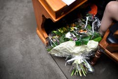 Ein Blumenstrauss liegt für die frisch gewählte Bundesrätin bereit. (Bild: KEYSTONE/Anthony Anex)