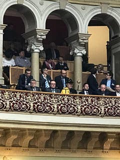 Mit Landweibel angereist: Die Urner Delegation fiebert mit Heidi Z'graggen. (Bild Sven Altermatt)