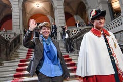 Viola Amherd winkt neben ihrer Weibelin dem Publikum entgegen. (KEYSTONE/Marcel Bieri)