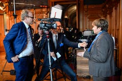 Die neugewaehlte Bundesraetin Viola Amherd, rechts, gibt ein Interview nach der Ersatzwahl in den Bundesrat durch die Vereinigte Bundesversammlung. (Bild: KEYSTONE/Anthony Anex)