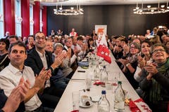 Fans aus dem Wallis freuen sich über die Wahl von Bundesrätin Viola im Restaurant «Äusseren Stand» in Bern. (Bild: KEYSTONE/Alexandra Wey)