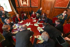 Für sieben Wahlgänge gewappnet Auf überlange Wahlen waren die Parlamentsdienste vorbereitet. Sie sind jeweils für sieben Wahlgänge gewappnet: Für jede Wahl und jeden Wahlgang bereiten sie farbig assortierte Wahlzettel vor. So lassen sich die Bulletins der verschiedenen Durchgänge einfach unterscheiden. Gestern wurde Viola Amherds Name auf gelbem Papier niedergeschrieben, bei Karin Keller-Sutter waren es grüne Zettel. Die Bundesratswahlen enden aber selten schon mit dem ersten Wahlgang – vor Amherd und Keller-Sutter wurde zuletzt Doris Leuthard diese Ehre zuteil. Maximal waren bisher sechs Umgänge nötig, dies kam bislang viermal vor: 2000, als der Berner SVP-Bundesrat Samuel Schmid gewählt wurde; 1999, als der Freiburger CVP-Vertreter Joseph Deiss nur mit Mühe seinen Zuger Parteikollegen Peter Hess schlug, sowie 1864 beim Genfer Jean-Jacques Challet-Venel und 1854 beim Berner Jakob Stämpfli. (ffe) Bild: Karl-Heinz Hug / Keystone