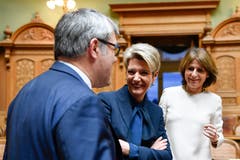 Die Bundesratskandidatin Karin Keller-Sutter im Gespräch mit Eric Nussbaumer (SP/BL) und Christine Bulliard-Marbach (CVP, FR). (Bild: KEYSTONE/Anthony Anex)