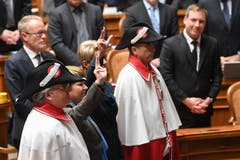 Karin Keller-Sutter, rechts, und Viola Amherd, werden zwischen den Ratsweibeln Ivan Della Valentina, links, und Peter Truffer, vereidigt nach ihrer Wahl in den Bundesrat. (Bild: Keystone)