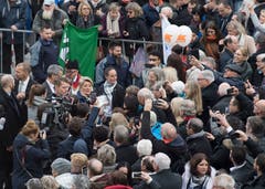 Karin Keller Sutter frisch gewaehlte Bundesraetin nimmt ein Bad in der Menge nach den Bundesratswahlen. (Bild: KEYSTONE/Lukas Lehmann)